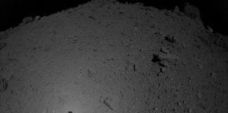 Сондата на повърхността на астероида. Снимка; Japan Aerospace Exploration Agency (JAXA)