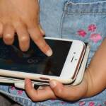 Дете, смартфон. Снимка: wikimedia commons