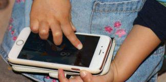 Дете, смартфон. Снимка: wikimedia commons