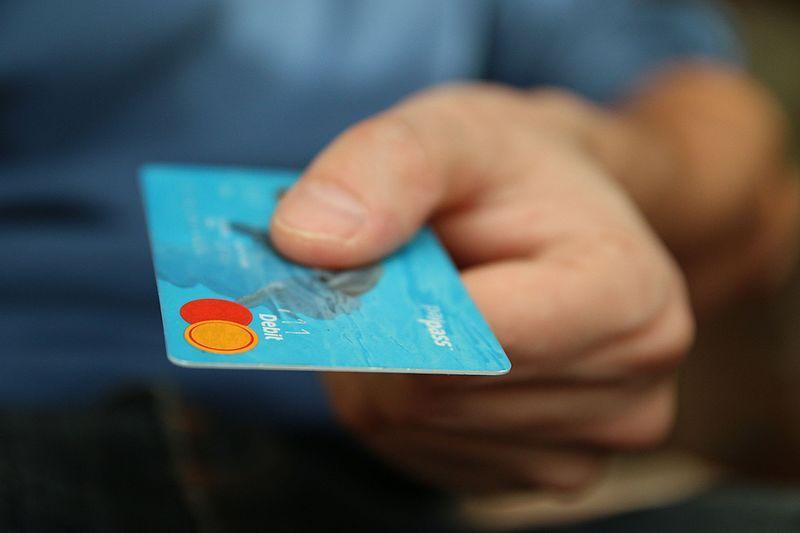 41 годишен чужденец е бил задържан за източването на банкови карти