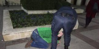 Паднал човек пред сградата на община Бургас