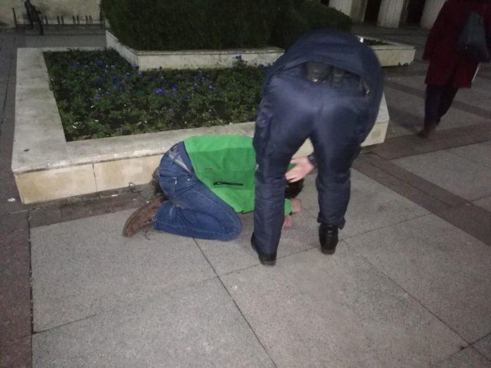 Паднал човек пред сградата на община Бургас