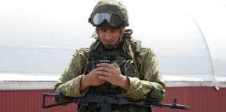 Руски войник, смартфон. Снимка: weaponews.com