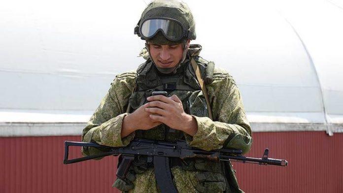 Руски войник, смартфон. Снимка: weaponews.com