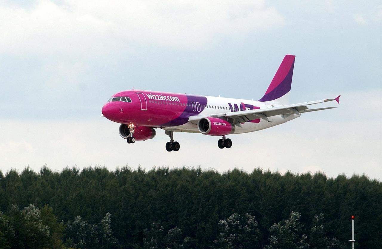 Снимка: Уиз Еър
Българи са барикадирали самолет, който вместо на летище