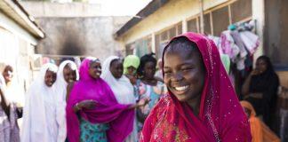 Нигерийско момиче с приятели. Снимка: wikimedia commons