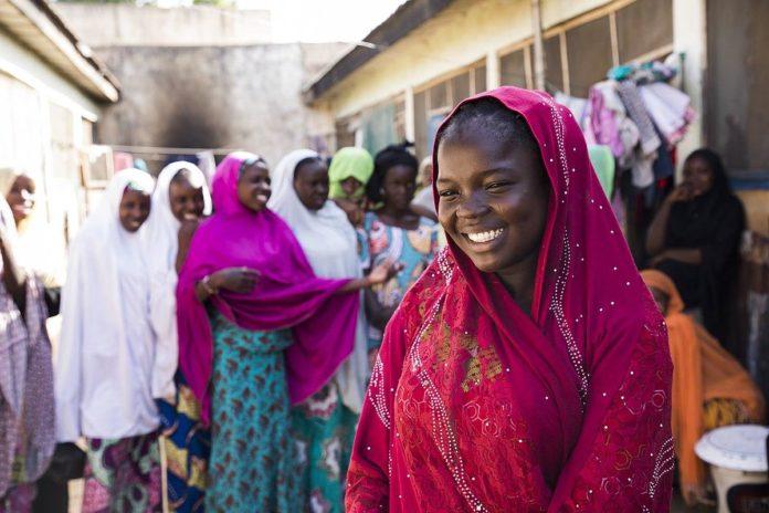 Нигерийско момиче с приятели. Снимка: wikimedia commons