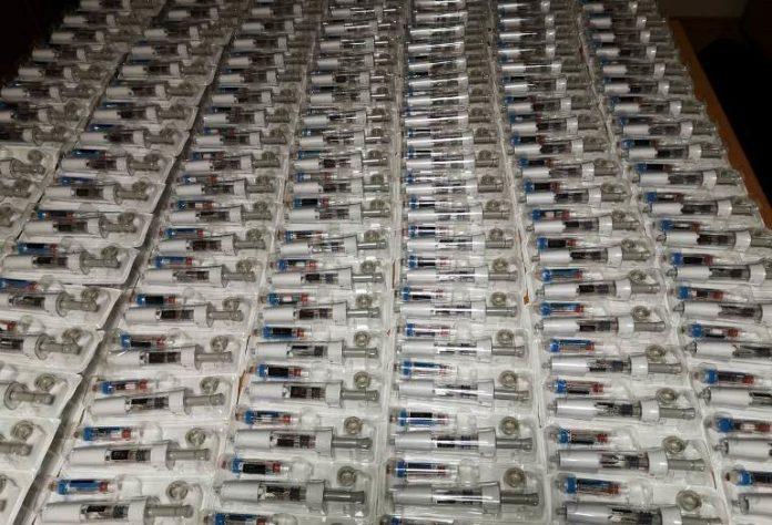 Мъжът опитал да вкара 255 ампули хормон на растежа. Снимка: Агенция Митници