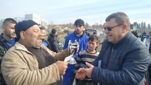 Иван получи награда от кмета Жельо Вардунски. Снимка: Община Камено