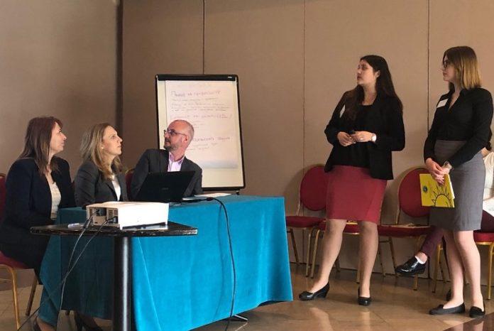 Вицепремиерът Николова (седнала, в средата) призова за борба с агресията. Снимка: ДАЗД