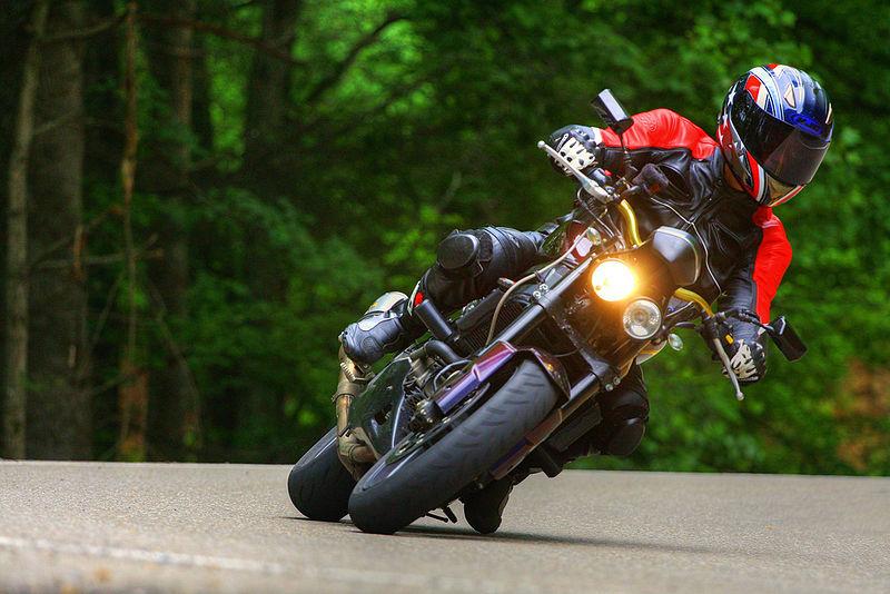 Мотоциклетист е пострадал след катастрофа на пътя между Бургас и