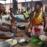 Евакуирани жители на Малави в безопасния град Бангула. Снимка: Общомедия