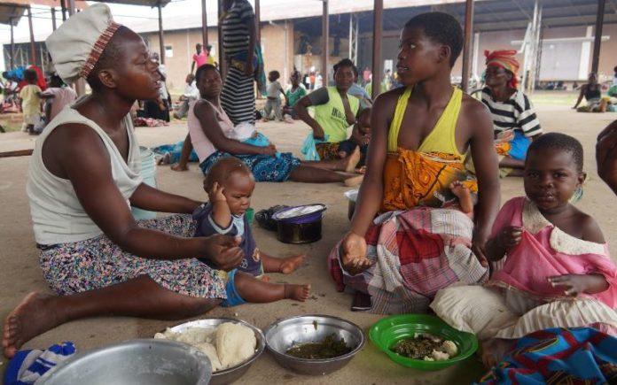 Евакуирани жители на Малави в безопасния град Бангула. Снимка: Общомедия