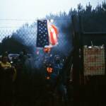 Воислав Шешел запали запали знамената на ЕС и НАТО. Снимка: Общомеди