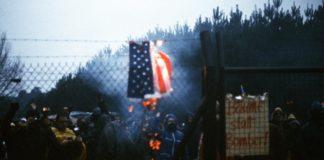 Воислав Шешел запали запали знамената на ЕС и НАТО. Снимка: Общомеди