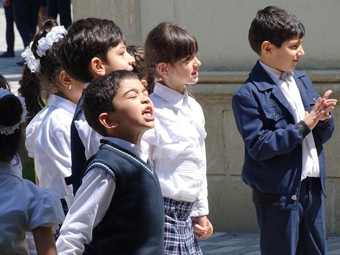 Деца в училище. Снимка: Общомедия