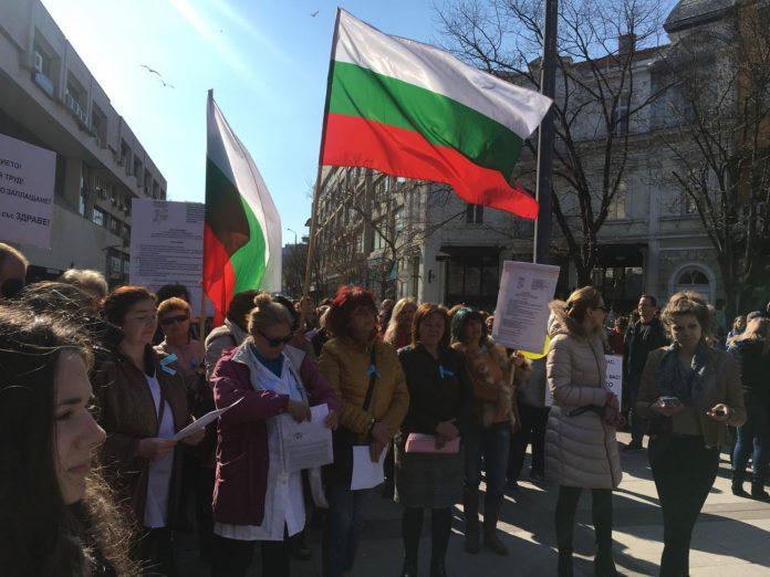 Медицински специалисти по здравни грижи протестират