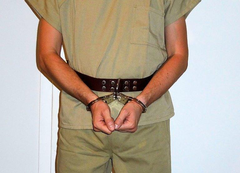 Въвеждането на преходни отделения half way house за адаптиране на