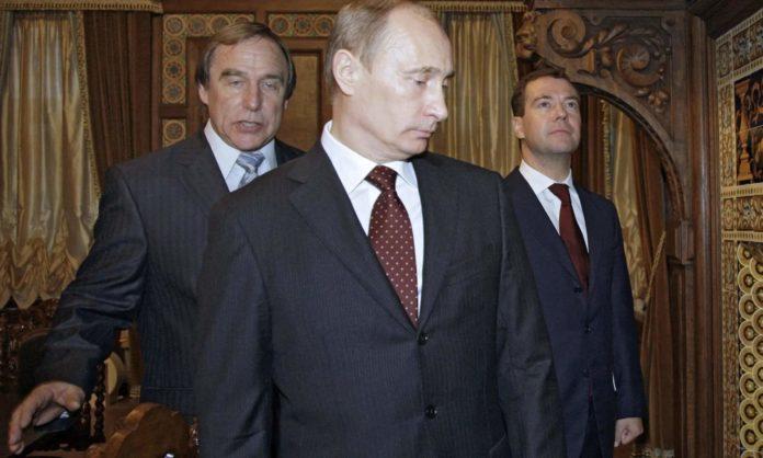 Сергей Ролдугин, Владимир Путин и Дмитрий Медведев, Санкт Петербург 2009 г. Снимка: Sputnik/Kremlin Pool