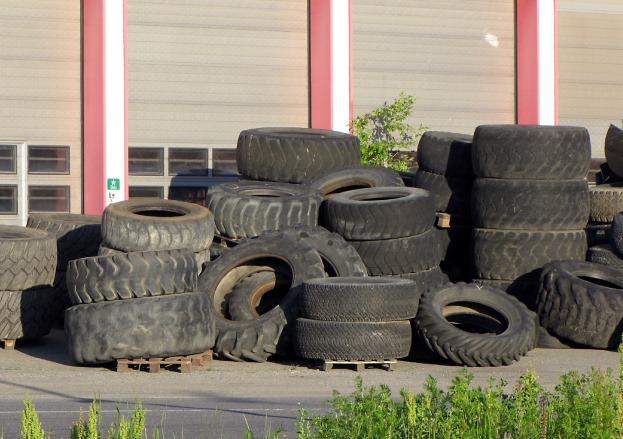 Стари гуми. Снимка: Общомедия