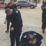 Полицаи се самообгазяват със сълзотворен газ