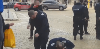 Полицаи се самообгазяват със сълзотворен газ