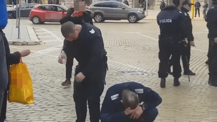 Полицаи се самообгазяват със сълзотворен газ