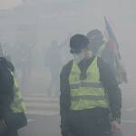 Полицията използва сълзотворен газ срещу жълтите жилетки. Снимка: Общомедия