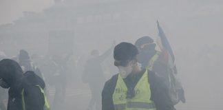 Полицията използва сълзотворен газ срещу жълтите жилетки. Снимка: Общомедия