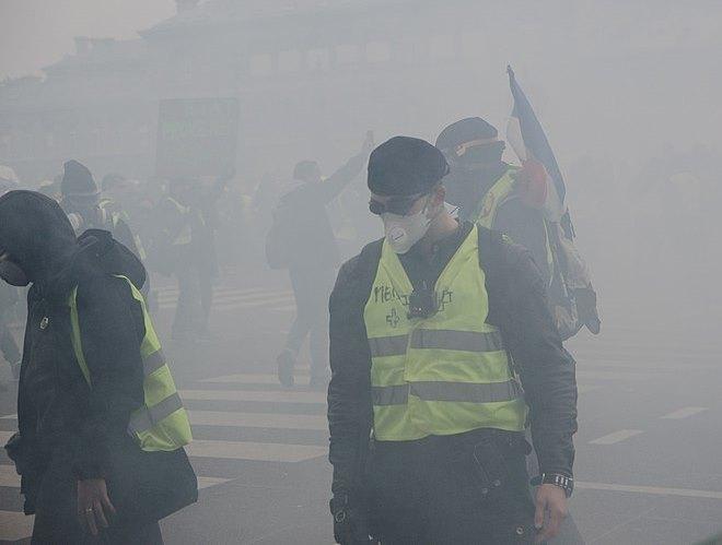 Полицията използва сълзотворен газ срещу жълтите жилетки. Снимка: Общомедия