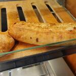 Хлебарка върху хлебче. Снимка: Фейсбук