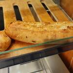 Хлебарка върху хлебче