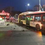 Автобус на градския транспорт събори два светофара в Пловдив