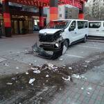 Автобус на градския транспорт събори два светофара в Пловдив