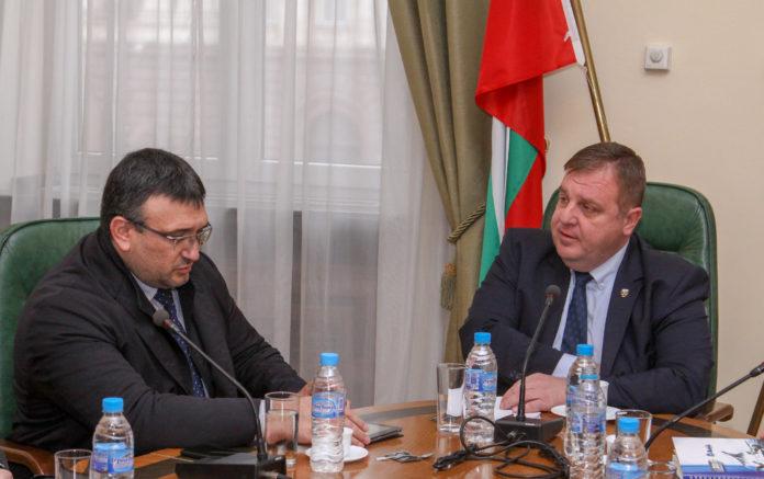 Вицепремиерът и министър на отбраната Красимир Каракачанов и министър Младен Маринов