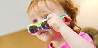 Дете с очила