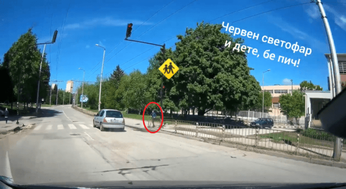 Автомобил преминава на червено