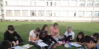 С книжка в училищния двор. Източник: Фейсбук