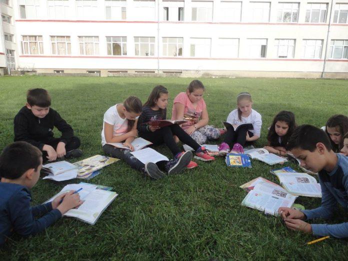 С книжка в училищния двор. Източник: Фейсбук