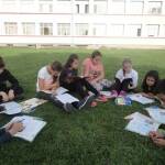 Берковица – там ученето е забавление С книжка в училищния двор. Източник: Фейсбук