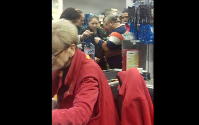 Чужденец буйства в магазин