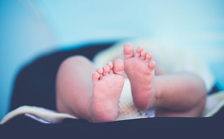 Изписаха бебето на починалата родилка в Русе Да посрещнат малкия
