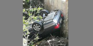 Автомобил падна в дере