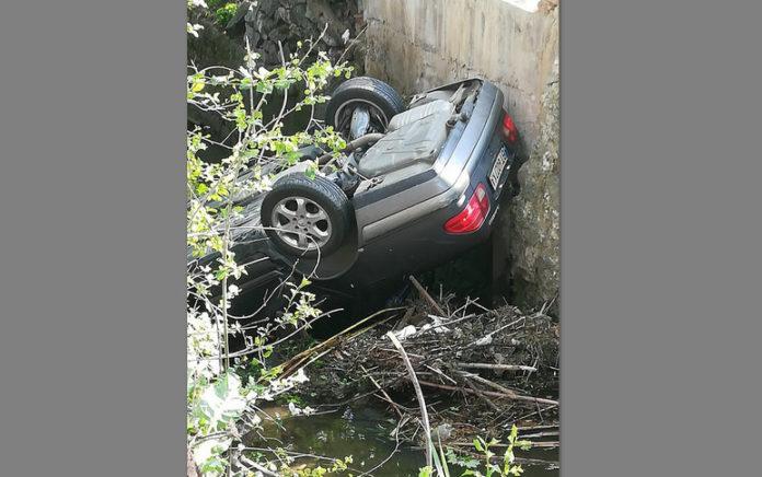 Автомобил падна в дере