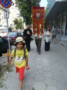 Малкият Виктор е начело на процесията в Плевен