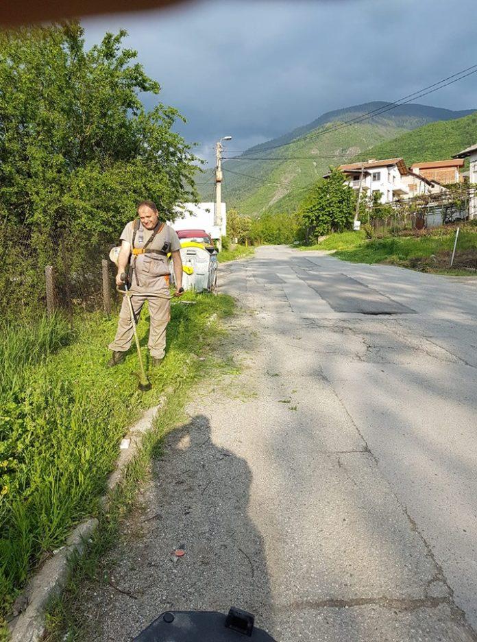 Кмет за пример. Снимка: Фейсбук групата "Обичам Бистрица"