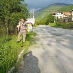 Кмет за пример: сам се грижи за селото Кмет за пример. Снимка: Фейсбук групата "Обичам Бистрица"