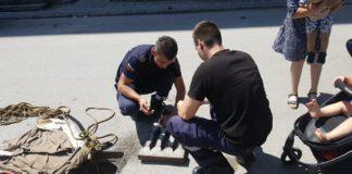 Пожарникари спасяват коте. Снимка: Фейсбук, Венци Тоневски