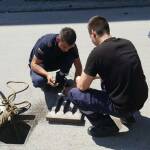 Пловдивски пожарникари спасиха улично коте Пожарникари спасяват коте. Снимка: Фейсбук, Венци Тоневски