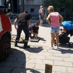 Пожарникари спасяват коте. Снимка: Фейсбук, Венци Тоневски